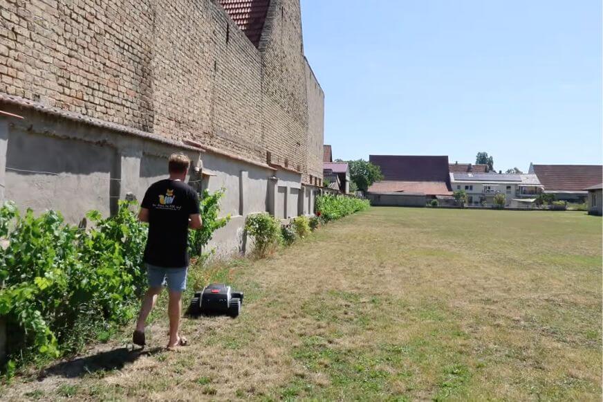 Lymow One Plus Mähroboter mäht den Garten auf einer riesigen Fläche